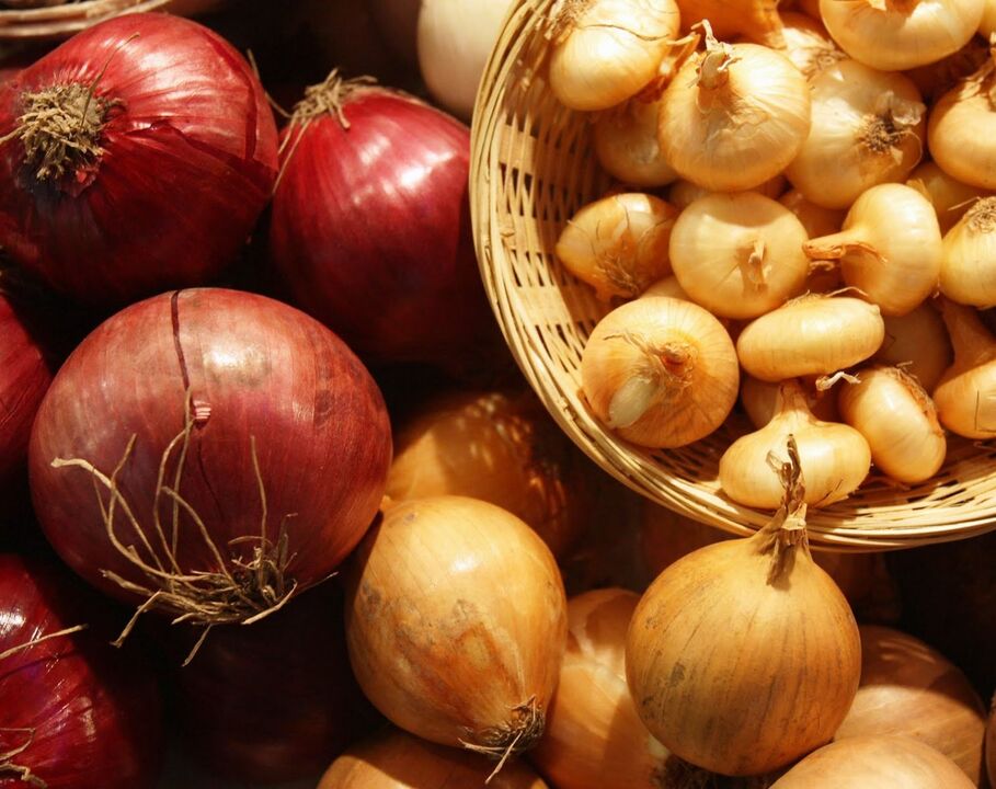 Onion juice is used to treat toenail fungus, but the effectiveness of the method has not been proven. 