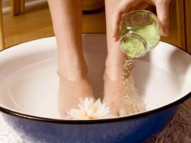 Steam your feet before using home remedies for onychomycosis. 