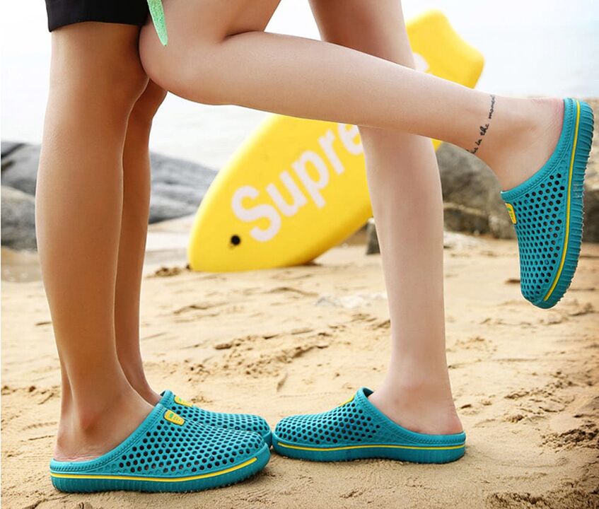 To prevent fungal infection, it is necessary to wear slippers when walking on the beach. 